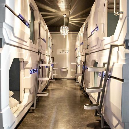 Puffin Nest Capsule Hostel ヴェストマン諸島 エクステリア 写真